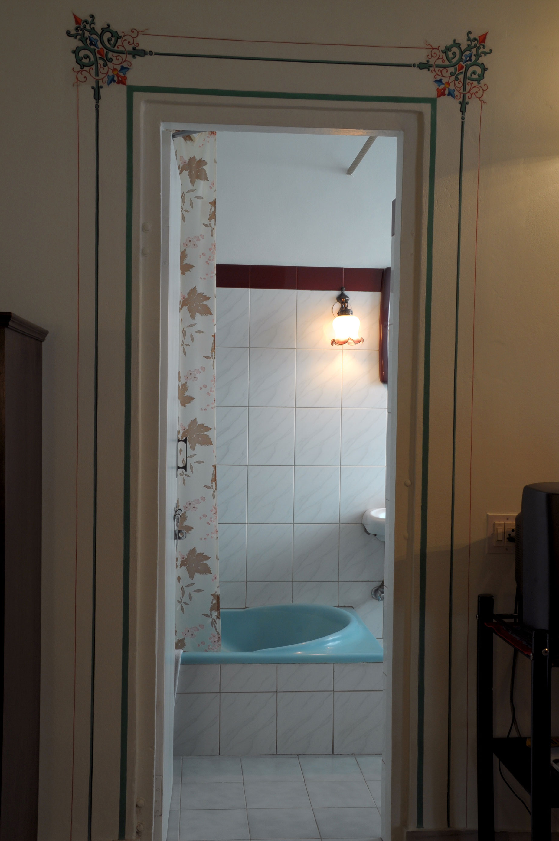 Med-Reg-Tara-Niwas-Superior-room---bathroom