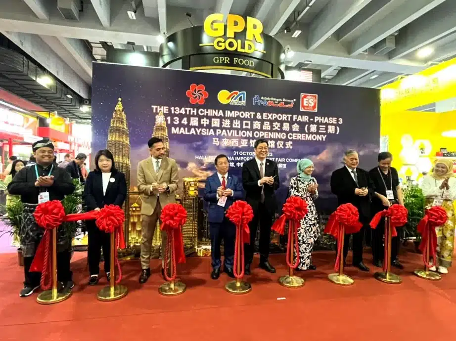 马广州总领事苏拉雅 – 大马对外贸易发展局广州办事处主任阿都拉迪夫 和拿督张创廸为马来西亚馆主持开幕仪式。