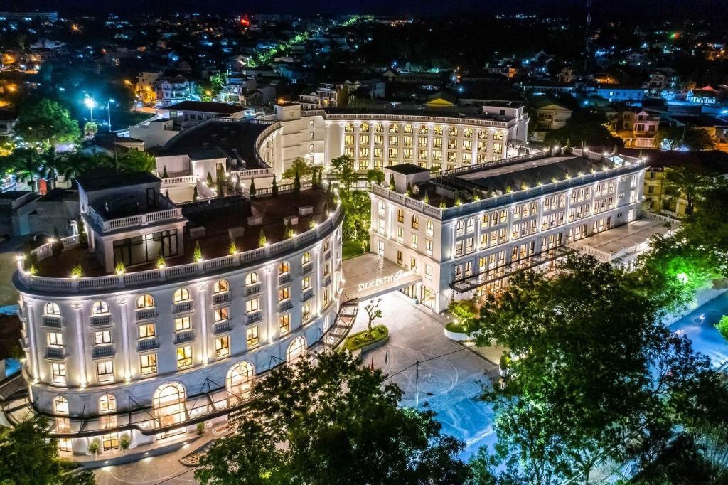 SILK PATH GRAND HUE HOTEL & SPA
