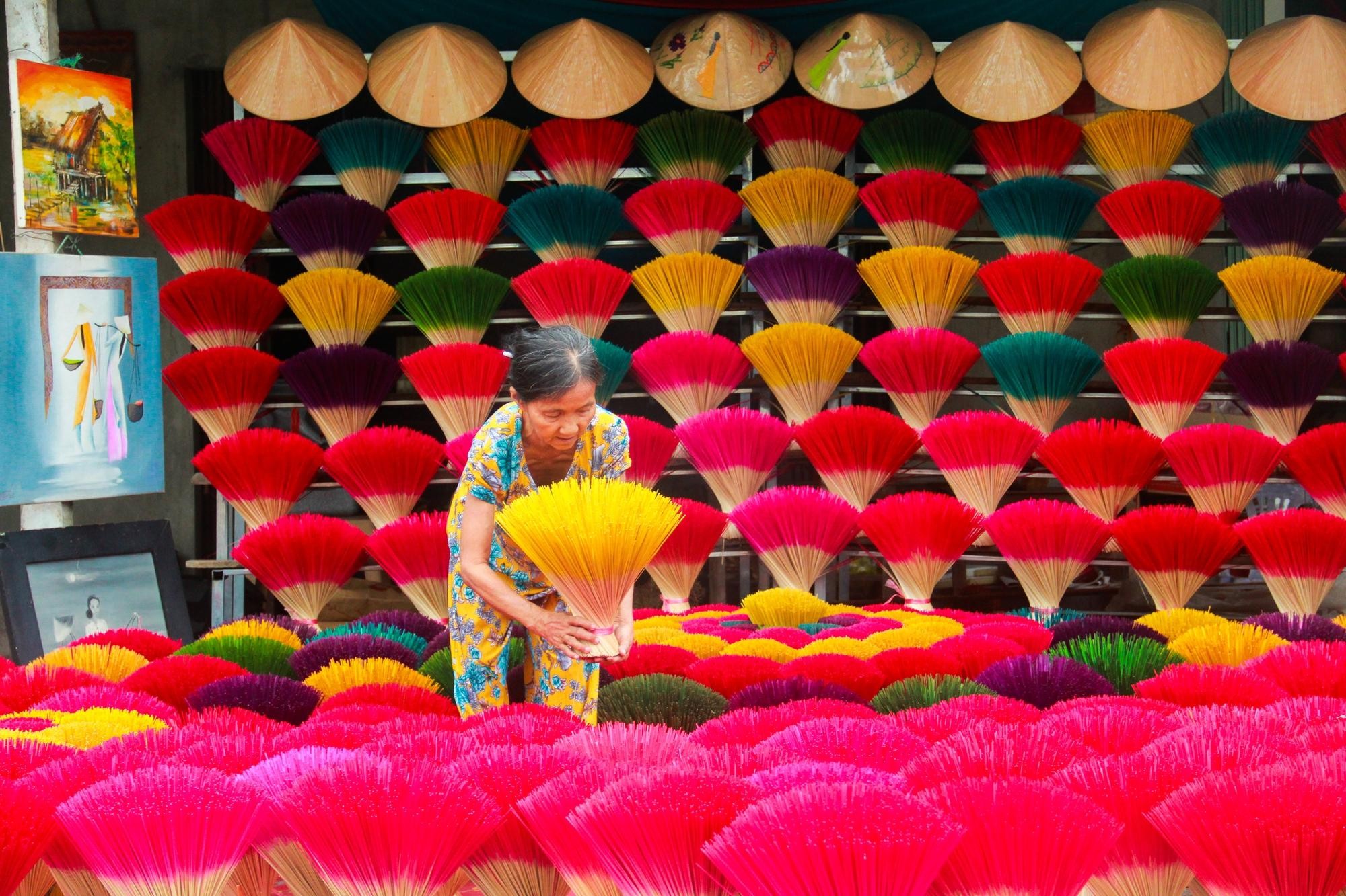 Thuy Xuan Incense - making Village