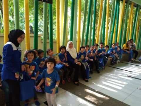 Children at Zoo Negara